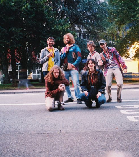 Portret članova benda Ida The Young dok poziraju na ulici, opušteno pozirajući u urbanom ambijentu.