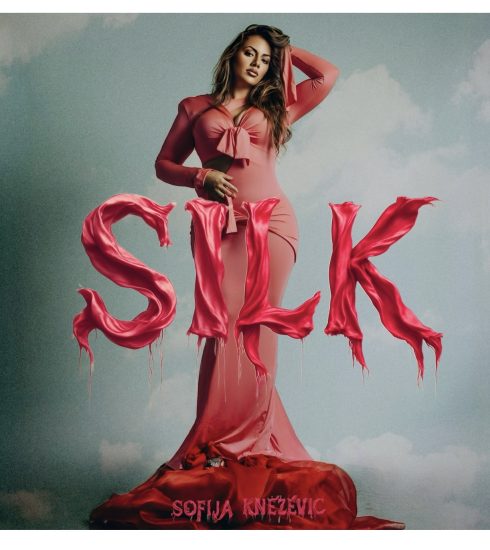 Cover albuma jazz pevačice Sofije Knežević, portret u crvenoj haljini ispred sive pozadine