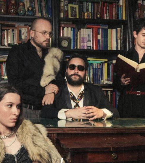 Grupa Vizelj pozira u biblioteci, fotografija za najavu njihovog koncerta