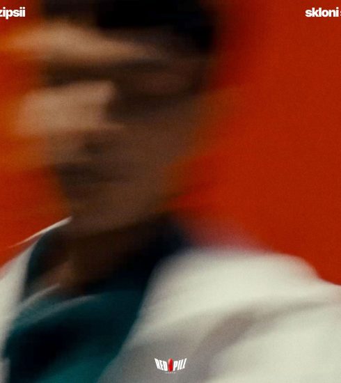 Insert iz spota za pesmu „Skloni se“ izvođača Dzipsii, scena iz art house videa koji prati singl i spaja queer narativ sa estetikom osamdesetih.