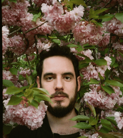 Portret Igora Horozovića ROGI-a, kantautora i muzičara, snimljenog za intervju u BOLD magazinu.