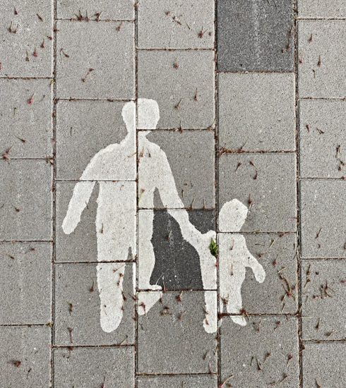 Betonski trotoar sa belom siluetom roditelja koji drži dete za ruku, ilustracija u tekstu 'Odrasla deca nezrelih roditelja