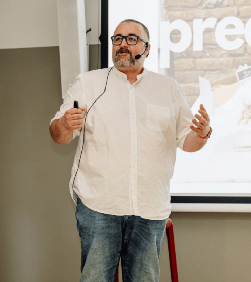 Portret Željka Crnjakovića dok drži predavanje u Inspira Hub-u