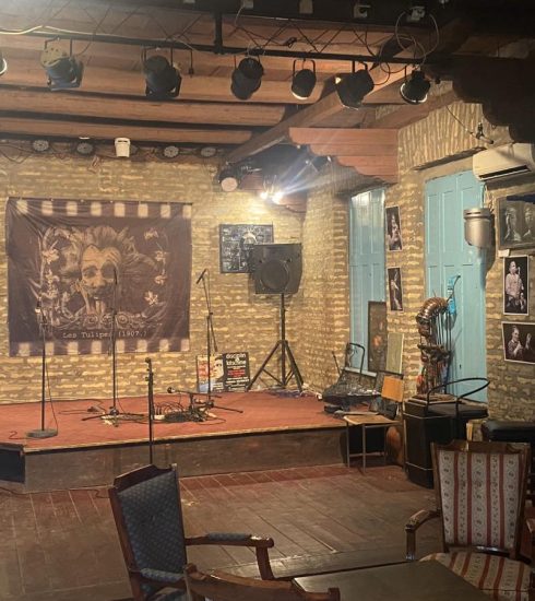 Fotografija unutrašnjosti JMS kluba u Subotici, vide se bina, instrumentni i generalni ambijent