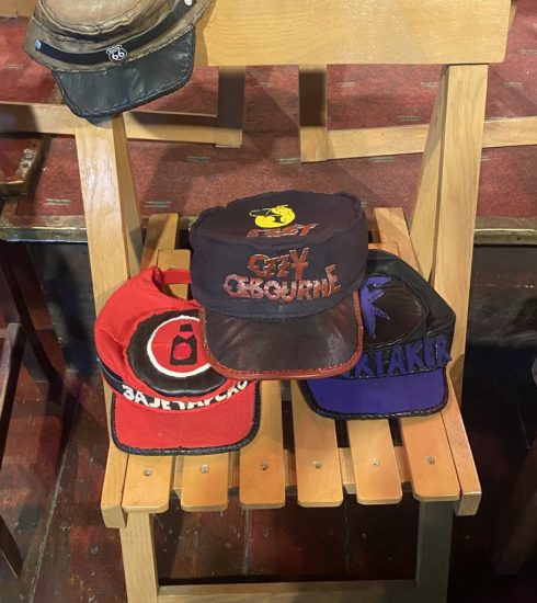 Fotografija sa izložbe Vojislava Mamužića, na kojoj se vide konfederacijske kape koje izrađuje