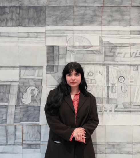 Fotografija Ksenije Vučićević pored svoje slike