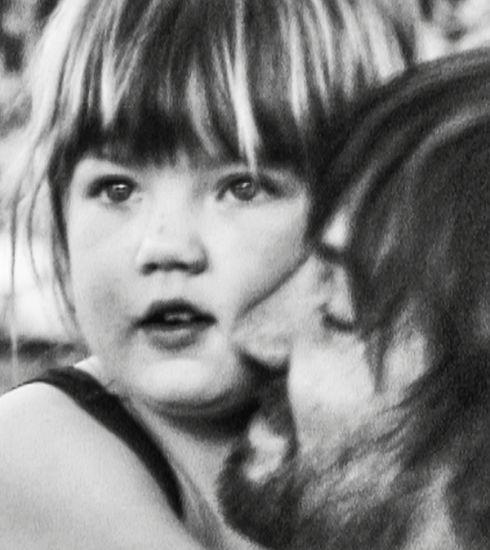 Portret fotografija muzičara Tame Impala sa ćerkom
