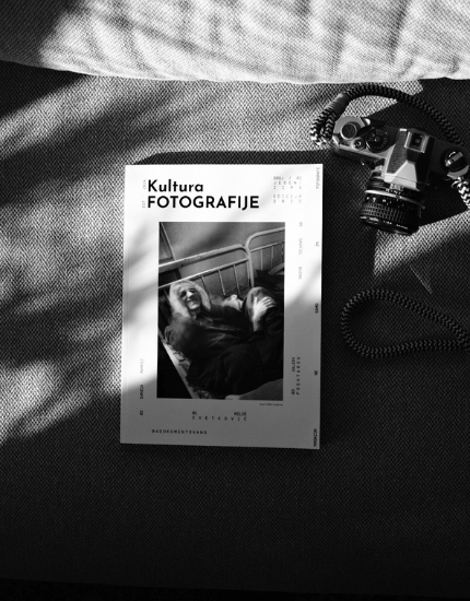 Fotografija štampanog magazina Kultura fotografije, gde se vide korice magazina