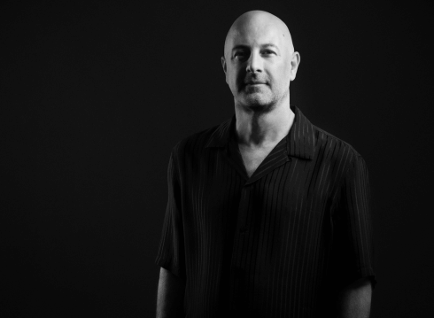 Crno-bela portret fotografija DJ-a OXIA