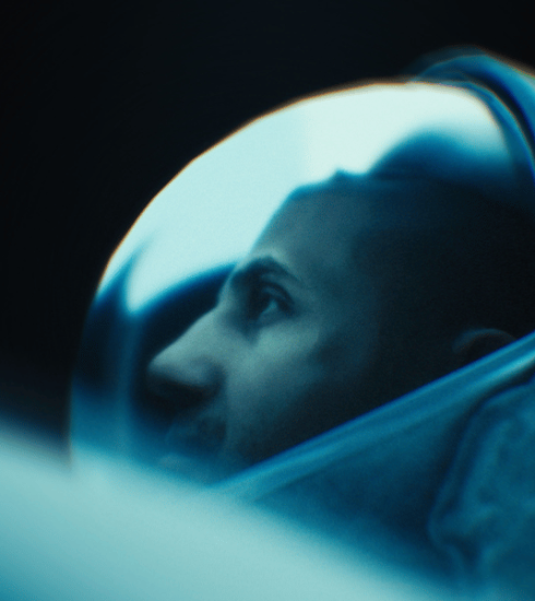 Vizual za novi singl muzičara Džoni Rao pod nazivom Besnim na mesec