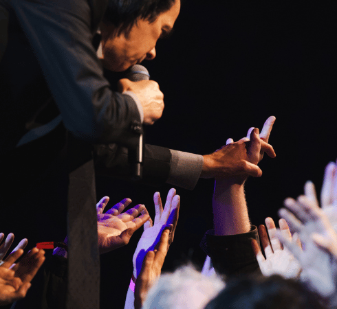 Fotografija Nick Cave pod peva tokom koncerta